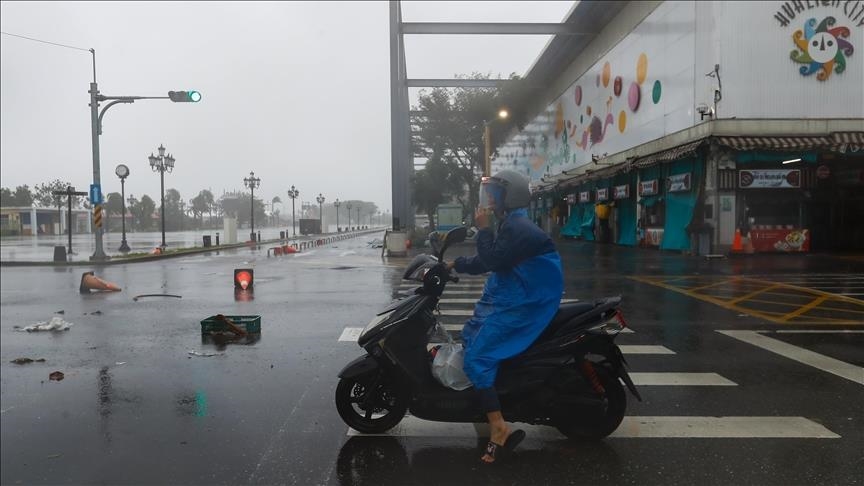 Typhoon Danas kills 2, injures hundreds in Taiwan