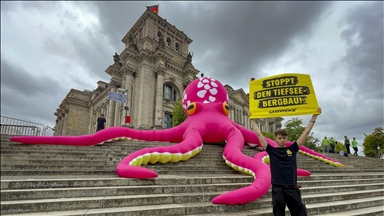 Greenpeace protestirao s divovskom lutkom hobotnice u Berlinu zbog dubokomorskog rudarenja