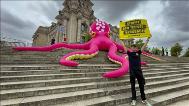 Greenpeace, derin deniz madenciliğine karşı Berlin'de protesto düzenledi