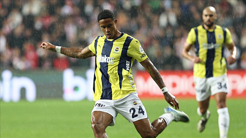 Fenerbahçe'de Jayden Oosterwolde'nin sözleşmesi 2028'e kadar uzatıldı