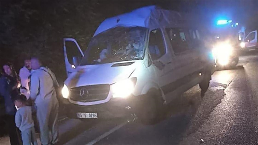 Tokat'ta düğüne gidenlerin bulunduğu minibüs istinat duvarına çarptı, 13 kişi yaralandı