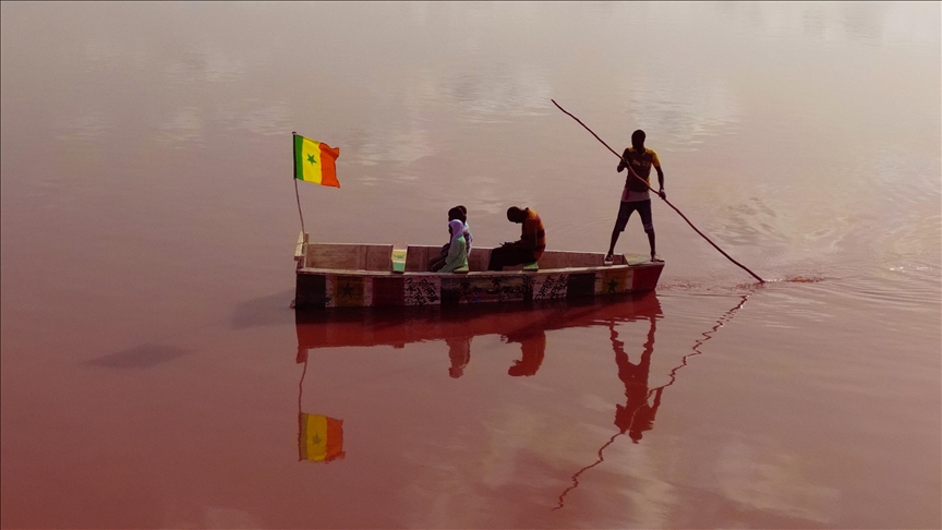 Senegal, liqeni i cili u bë i gjelbër për shkak të reshjeve të dendura të shiut rifiton ngjyrën e tij rozë