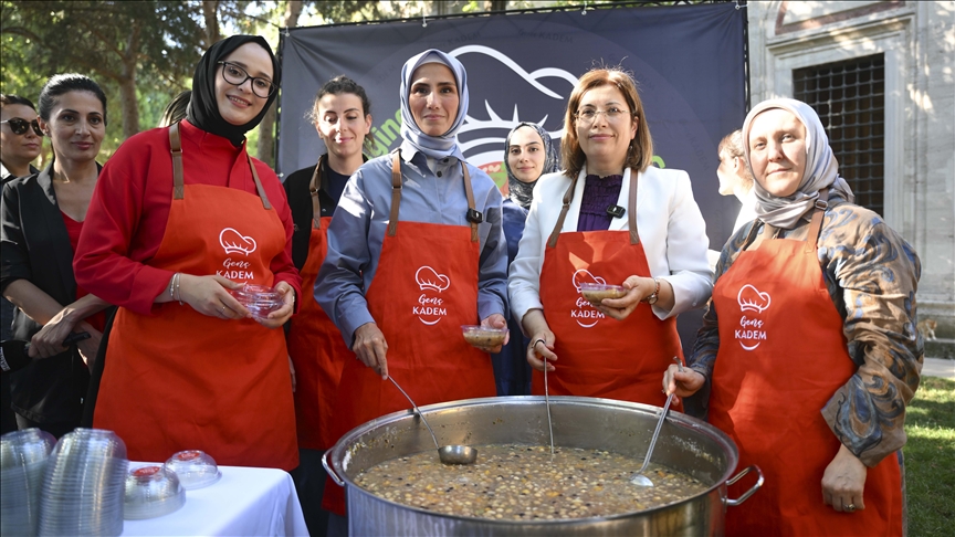Genç KADEM'den Şehzade Camisi bahçesinde aşure ikramı 