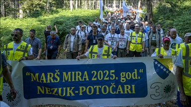 Fillon "Marshimi i Paqes", mijëra njerëz u bëjnë homazhe viktimave të gjenocidit në Srebrenicë