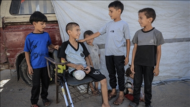 Fëmija palestinez që po shkonte për të marrë ndihma në Gaza, humb këmbën në sulmin izraelit