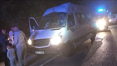Tokat'ta düğüne gidenlerin bulunduğu minibüs istinat duvarına çarptı, 13 kişi yaralandı