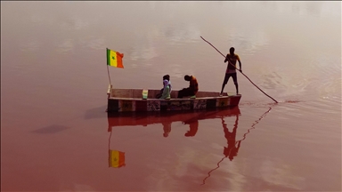 Senegal, liqeni i cili u bë i gjelbër për shkak të reshjeve të dendura të shiut rifiton ngjyrën e tij rozë 