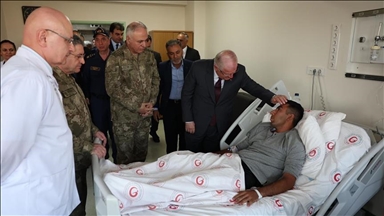 Wezîrê Parastina Neteweyî Guler li nexweşxaneyê eskerên ku bi xaza metanê ketin, ziyaret kirin