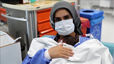 Ambulans uçakla sevk edildiği Sivas'ta prematüre üçüz dünyaya getirdi