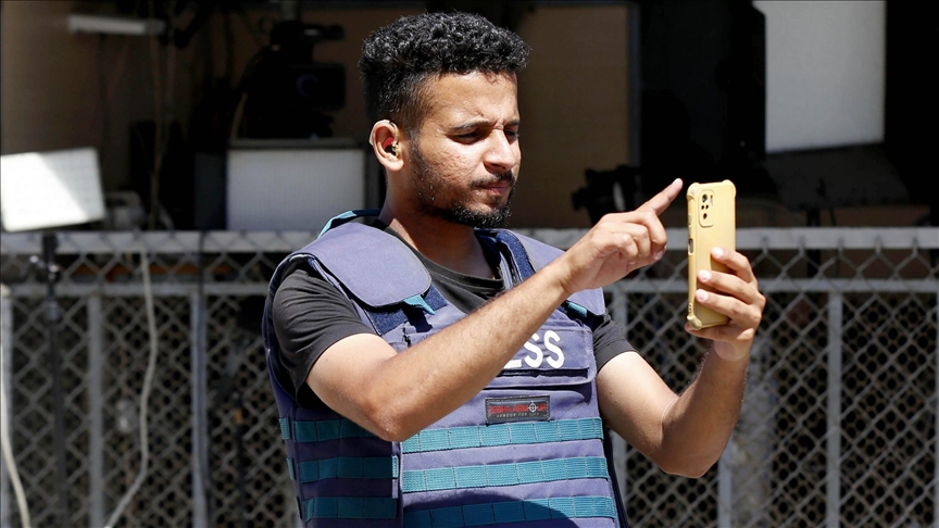 لغة الصمت تفضح إسرائيل.. "أبو عمرة" ينقل للصم ويلات حرب غزة (تقرير)
