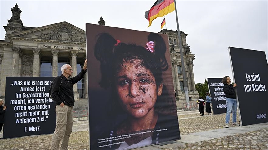 Fotografije djece iz Gaze ispred njemačkog parlamenta u Berlinu