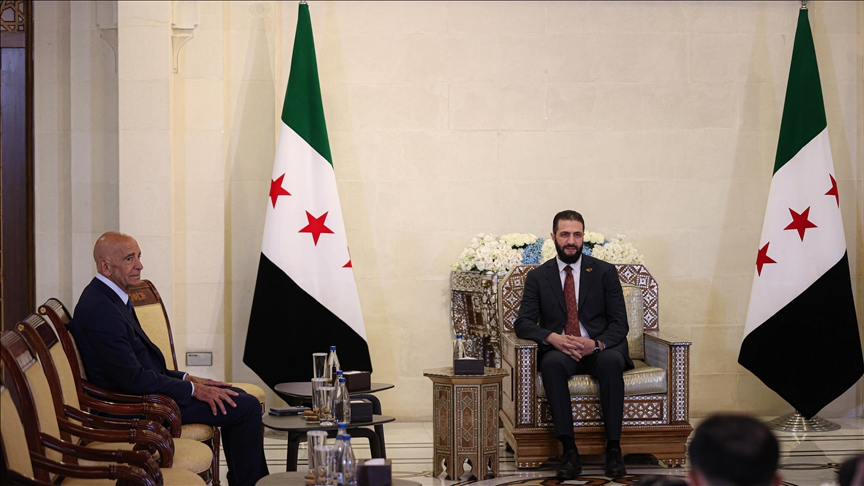 Serokomarê Sûriyeyê Şara bi Nûnerê Taybet ê Sûriyeyê yê Amerîkayê Barrack ra hevdîtin kir
