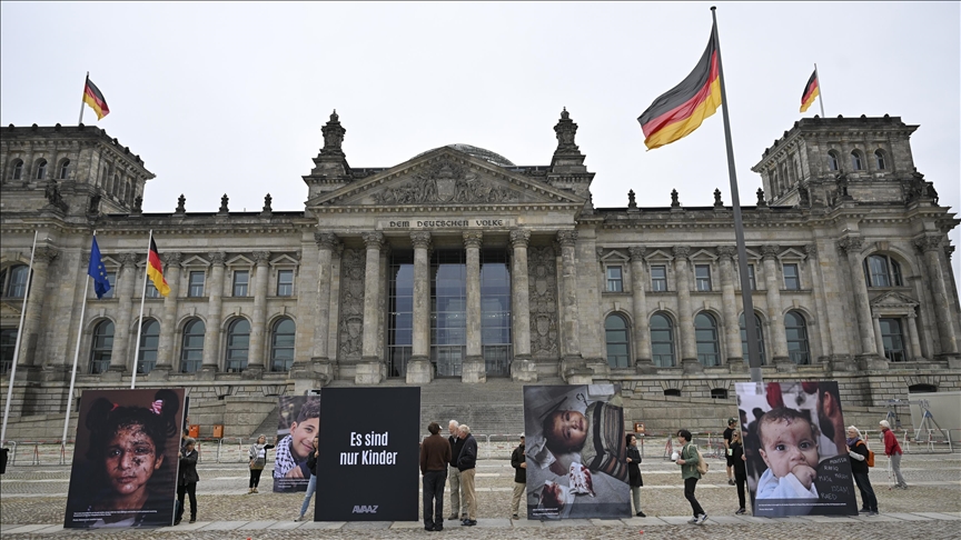 Protestë përpara Bundestagut gjerman, ekspozohen fotografi të fëmijëve nga Gaza