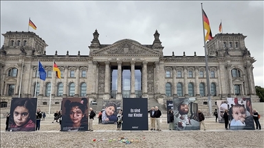 Berlin'de, Gazzeli çocukların fotoğrafları Federal Meclis'in önünde sergilendi
