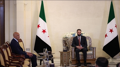 Serokomarê Sûriyeyê Şara bi Nûnerê Taybet ê Sûriyeyê yê Amerîkayê Barrack ra hevdîtin kir
