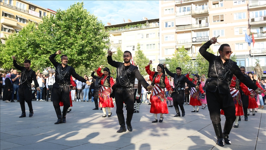 Kosova'da festival kapsamındaki kortej yürüyüşü renkli görüntüler oluşturdu
