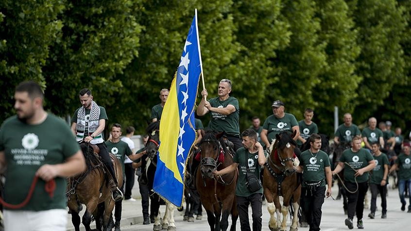 Konjanici prvi put u Potočarima kako bi odali počast žrtvama genocida