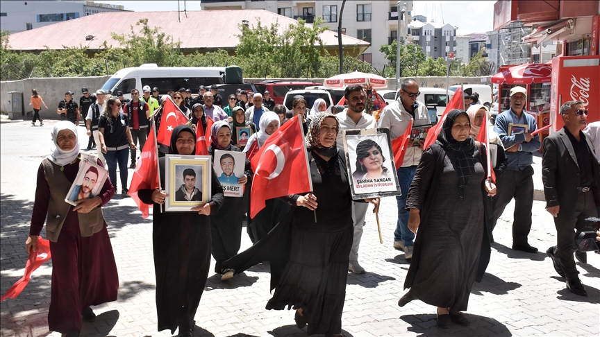 Malbatên Wanî "nobeta ewladan" a li pêşiya avahiya DEM Partiyê domand