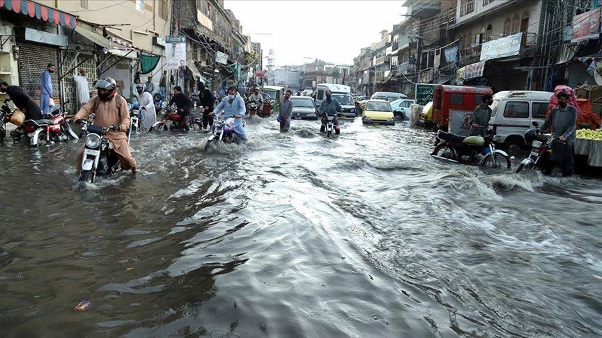 Shirat e rrëmbyeshëm përmbytin rrugët në Pakistan