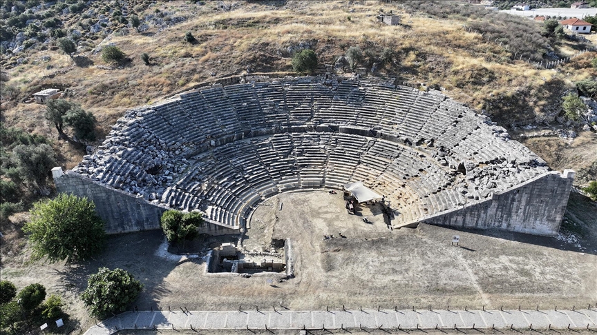 Letoon Kutsal Alanı'ndaki 8 bin kişilik tiyatro restore edilecek