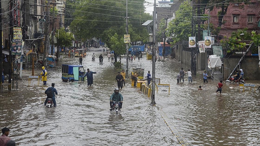 Pakistan'ın bazı bölgelerinde şiddetli yağışların yol açtığı sellerde 11 kişi hayatını kaybetti