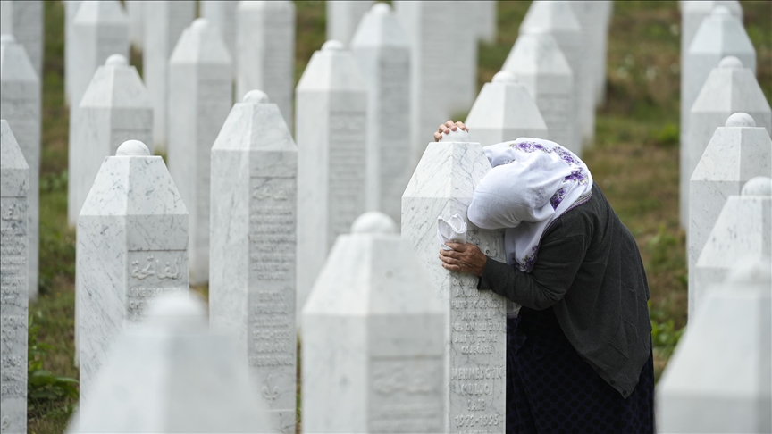 Семејствата ги посетуваат гробовите во Поточари: Солзи на мајките и раце на белиот мермер