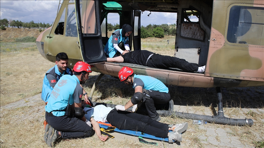 Van'da "helikopter kazasında arama kurtarma tatbikatı" yapıldı