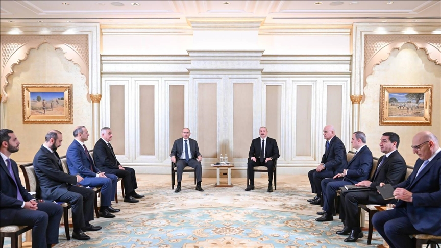 В Абу-Даби началась встреча президента Азербайджана и премьер-министра Армении 