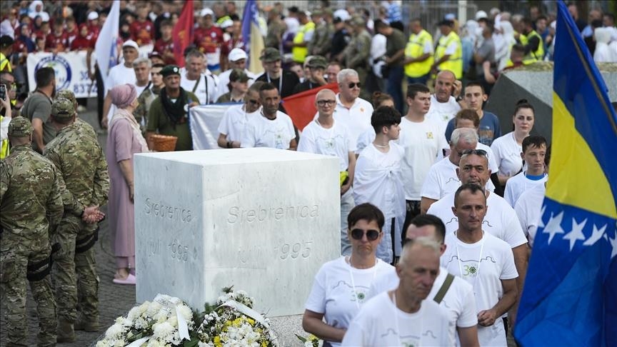 Pjesëmarrësit në "Marshin e Paqes" mbërrijnë në Potoçari: Homazhe viktimave të gjenocidit me ecje treditore