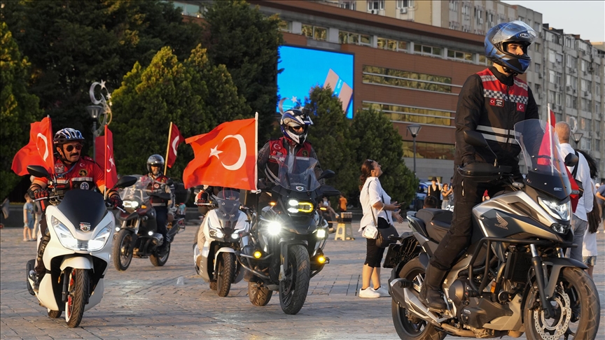 İzmir’de motosiklet ve bisikletliler 15 Temmuz için etkinlik düzenlendi