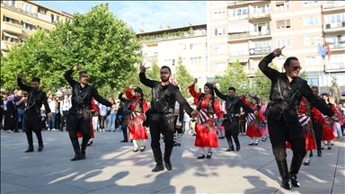 Kosova'da festival kapsamındaki kortej yürüyüşü renkli görüntüler oluşturdu