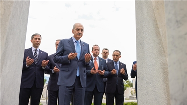 Kryeparlamentari turk Kurtulmuş viziton varrin e Alija Izetbegoviqit
