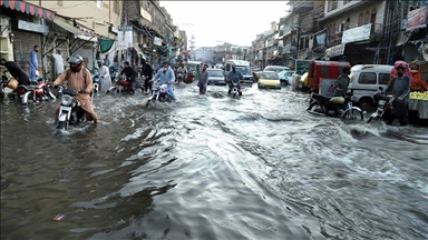 Shirat e rrëmbyeshëm përmbytin rrugët në Pakistan