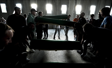 Tabuti sedam žrtava genocida u Srebrenici preneseni na rukama iz Fabrike akumulatora do Musale