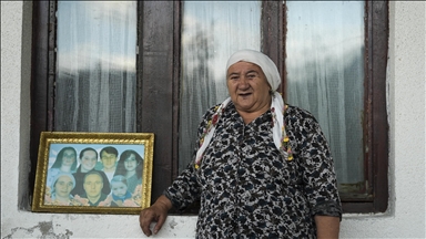 Srebrenitsalı anne Salihovic, soykırımda kaybettiği oğlunun cenazesini bulma umuduyla hayata tutunuyor