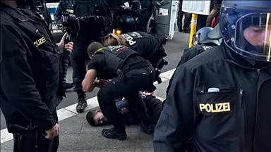 Almanya'da polisin göstericilere yönelik orantısız güç kullanması eleştirilerin hedefi oldu