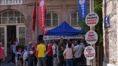 İzmir Büyükşehir Belediyesinin işten çıkardığı işçiler eylemlerini sürdürüyor