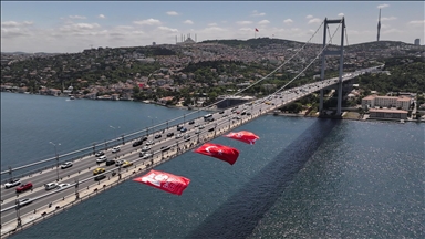 İstanbul Boğazı'ndaki köprülere Türk bayrağı asıldı