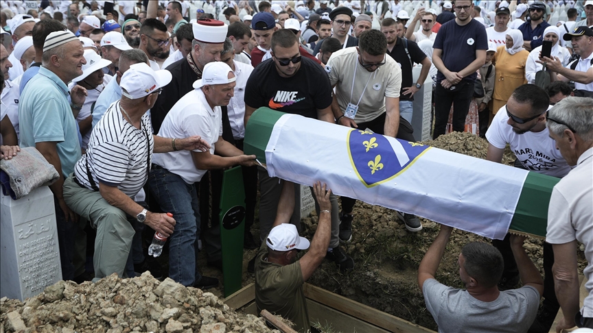 Mbahet ceremonia e varrimit për shtatë viktimat e gjenocidit të Srebrenicës