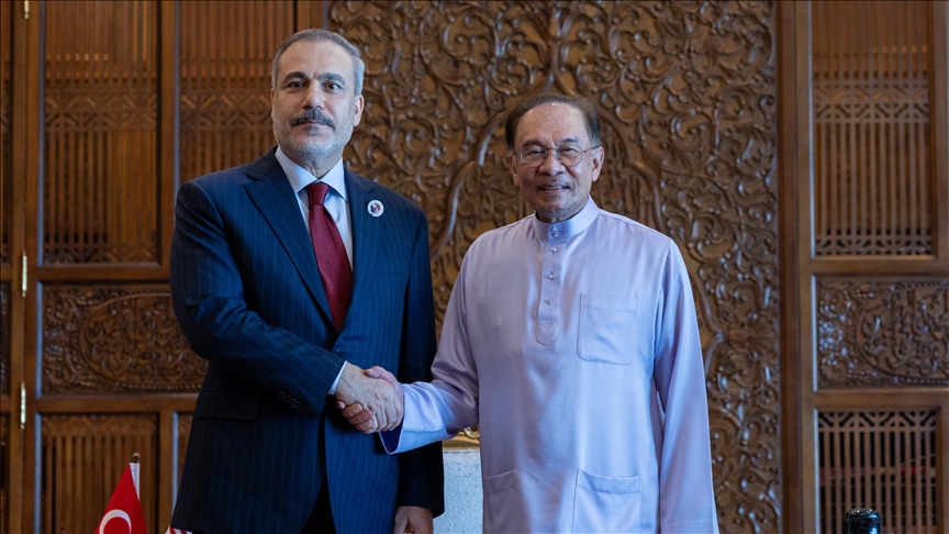 Ministri i Jashtëm turk takohet me kryeministrin e Malajzisë në Kuala Lumpur