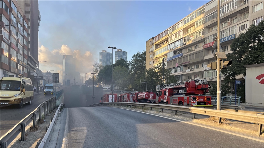 Beşiktaş'taki alt geçitte özel halk otobüsünde çıkan yangın söndürüldü 