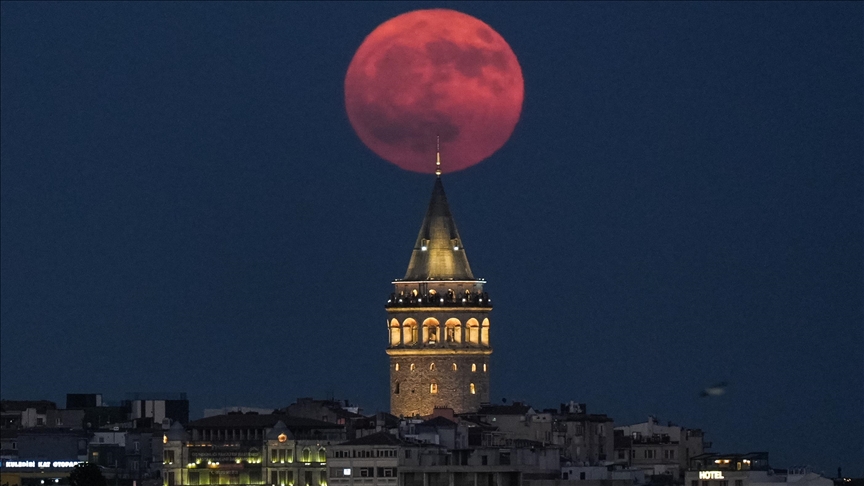 Hëna e plotë dhuron pamje mahnitëse në Stamboll