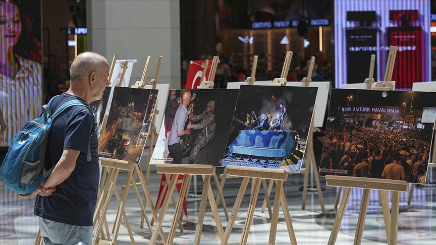 İzmir'de AA fotoğraflarından oluşan "15 Temmuz" konulu sergi açıldı