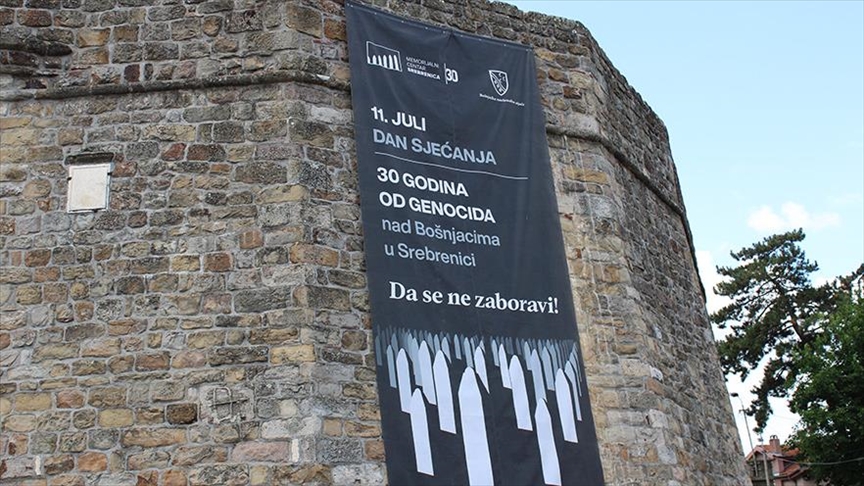 U znak sećanja na žrtve genocida u Srebrenici, u Novom Pazaru zastave na pola koplja
