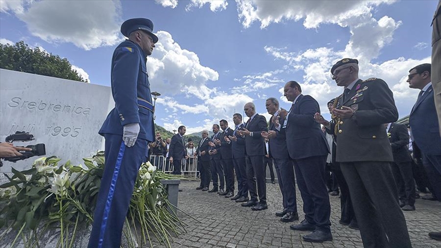 Delegacije iz BiH, Evrope i svijeta položile cvijeće i odale počast žrtvama genocida u Srebrenici