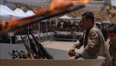 Un grupo de la organización terrorista PKK quema sus armas durante una ceremonia en el norte de Irak