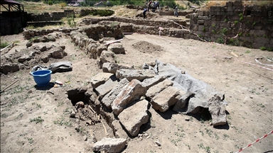 Bitlis Kalesi'nde Şiilerce kullanılan, üzerinde dua yazılı secde taşı bulundu