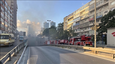 Beşiktaş'taki alt geçitte özel halk otobüsünde çıkan yangın söndürüldü