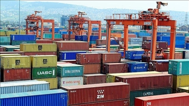 Положительное сальдо внешней торговли России сократилось на 19,3% 