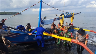 Tim SAR gabungan evakuasi 3 jenazah diduga korban KMP Tunu Pratama Jaya
